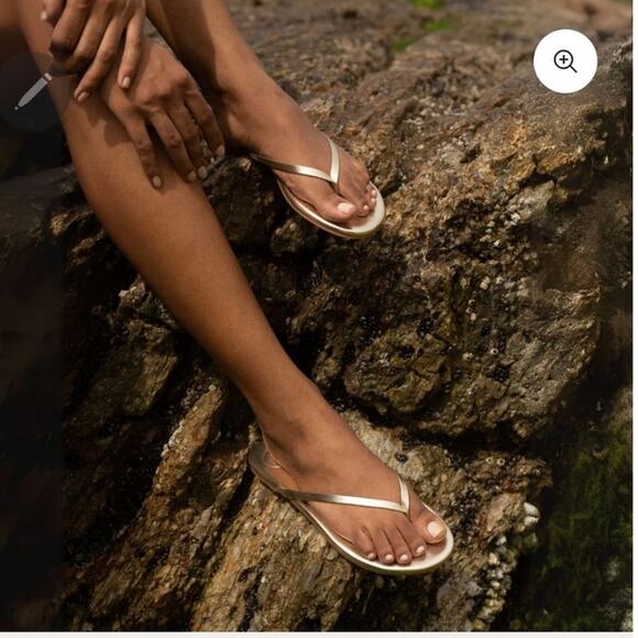 New Revolve Size 6 Solei Sole Flip Flop Vegan Leather Metallic Gold - Picture 2 of 4